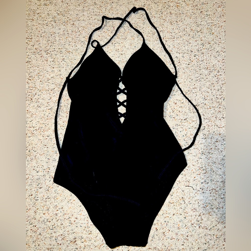NWOT VICTORIA SECRET ONE PIECE SWIMSUIT- WITH CRISS CROSS FRONT- SIZE MED-